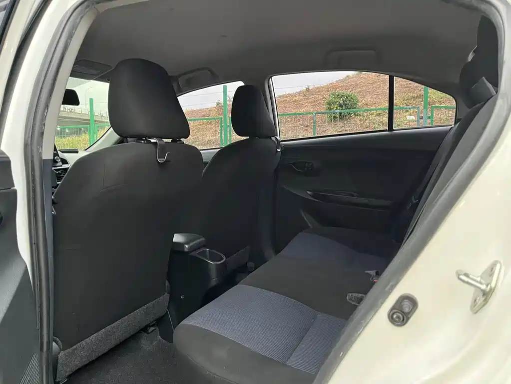 Toyota Yaris L — миниатюра 8