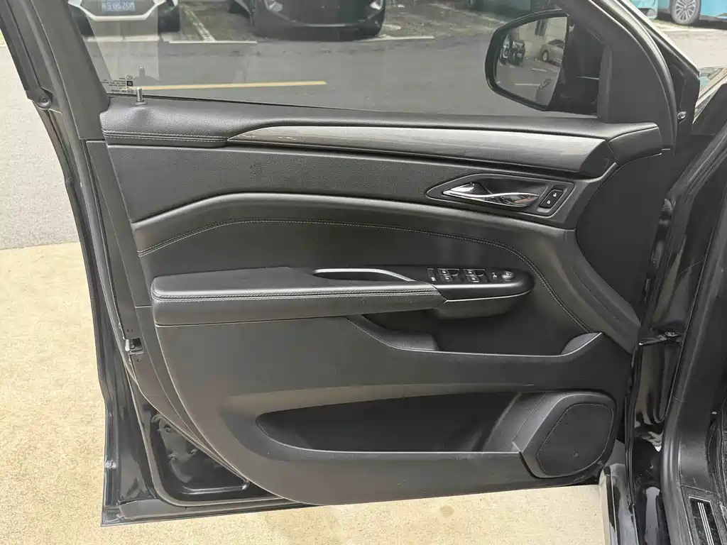 Cadillac SRX — миниатюра 14