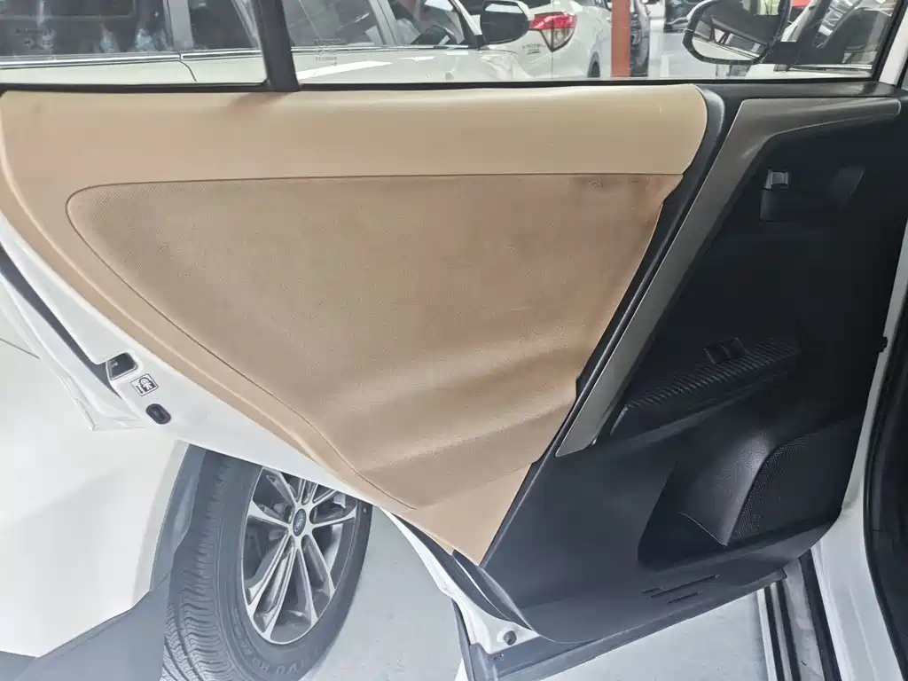 Toyota RAV4 — миниатюра 10