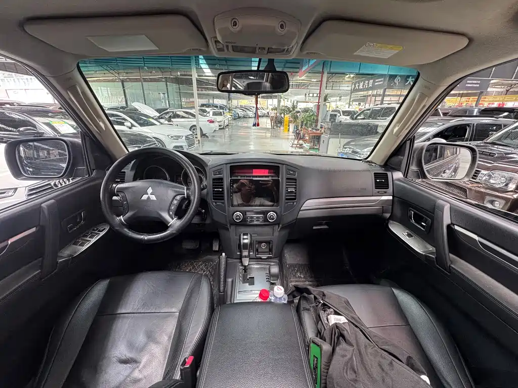 Mitsubishi Pajero (Import) — миниатюра 5