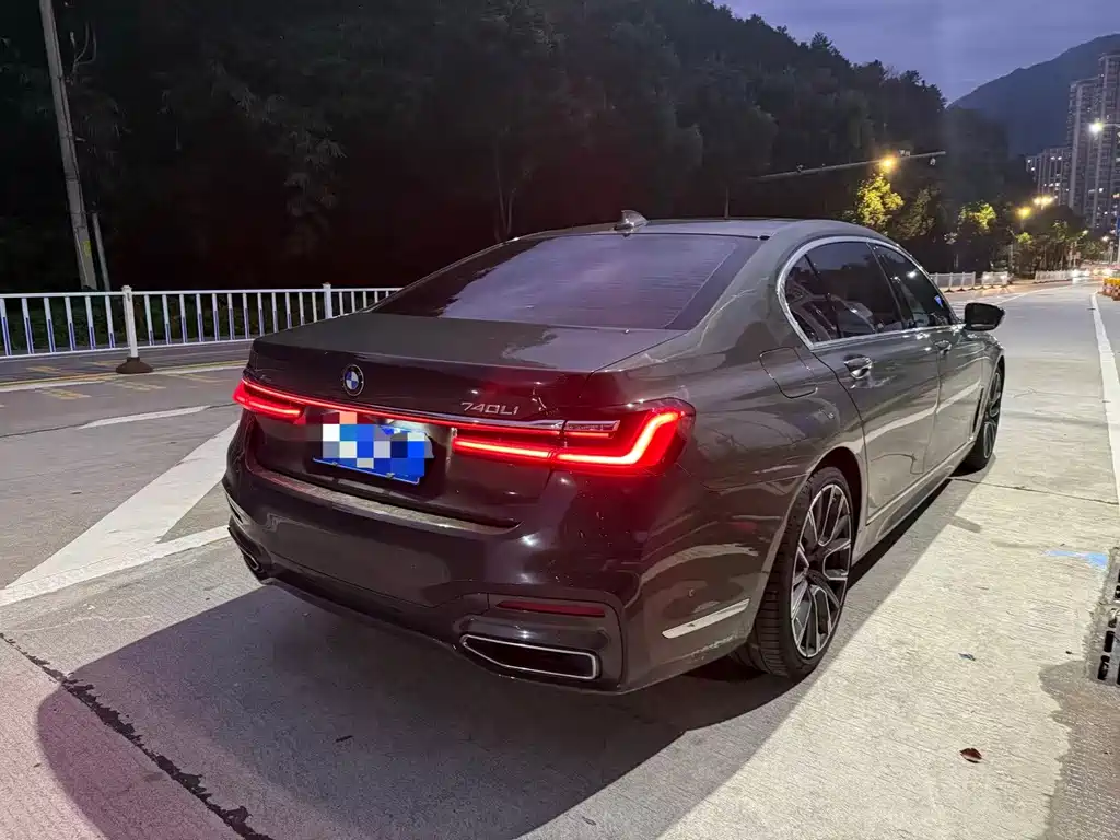 BMW 7 Series — миниатюра 10