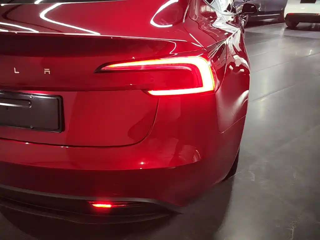 Tesla Model 3 — миниатюра 8