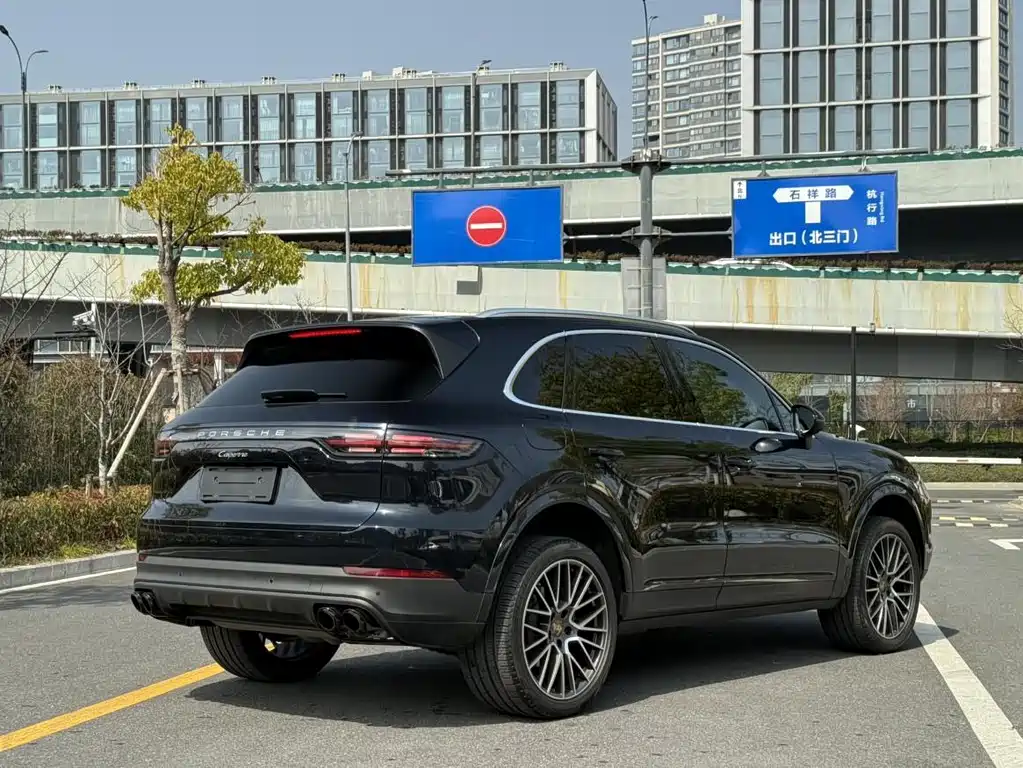 Porsche Cayenne — миниатюра 6