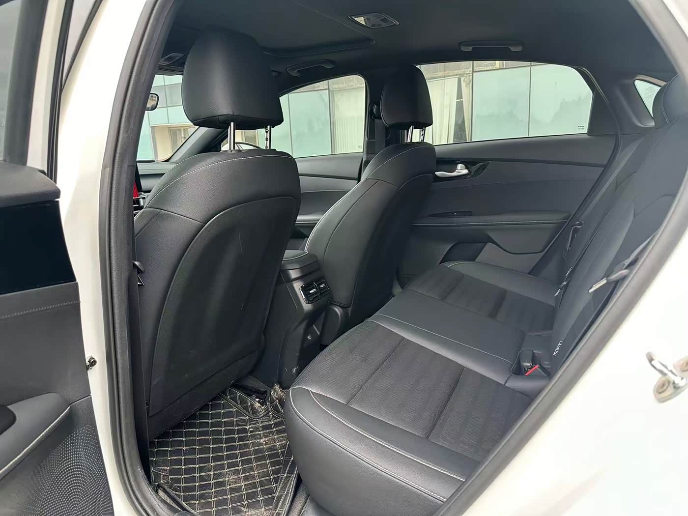 Kia K3 1.5 л 2024 г. Белый, пробег 25000 км