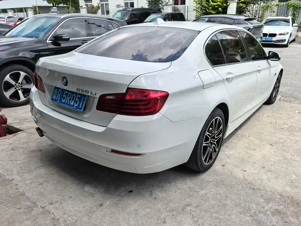 BMW 5 Series — миниатюра 6