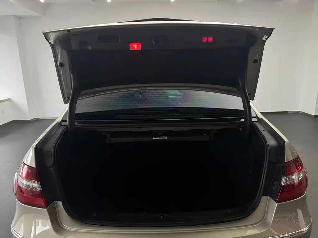 Mercedes-Benz E-Class (Import) — миниатюра 8