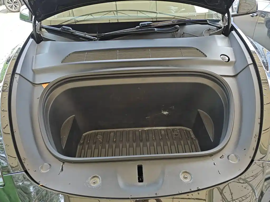 Tesla Model Y — миниатюра 20