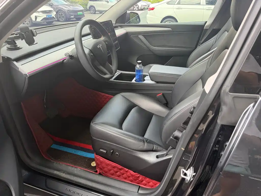 Tesla Model Y — миниатюра 4