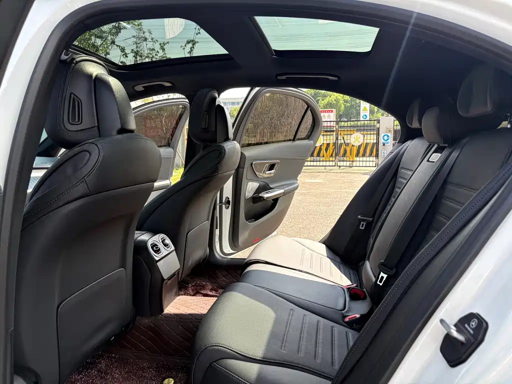 Mercedes-Benz C-Class — миниатюра 12