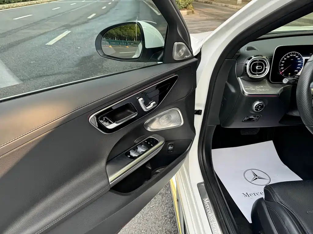 Mercedes-Benz C-Class — миниатюра 6