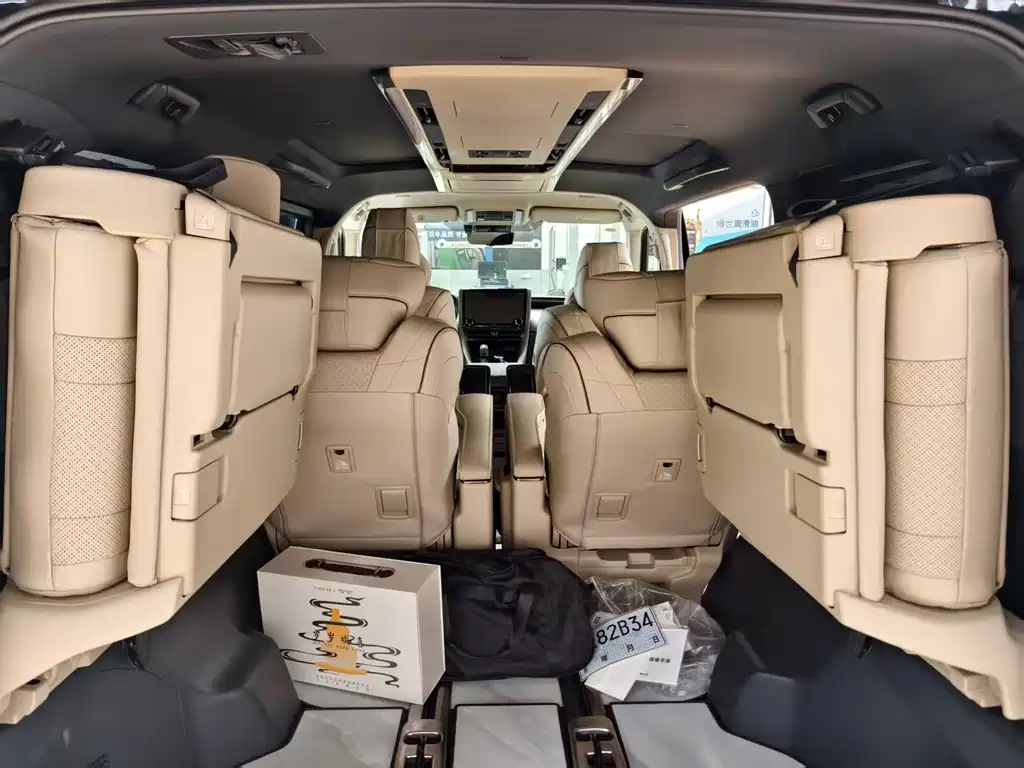 Toyota Alphard — миниатюра 8