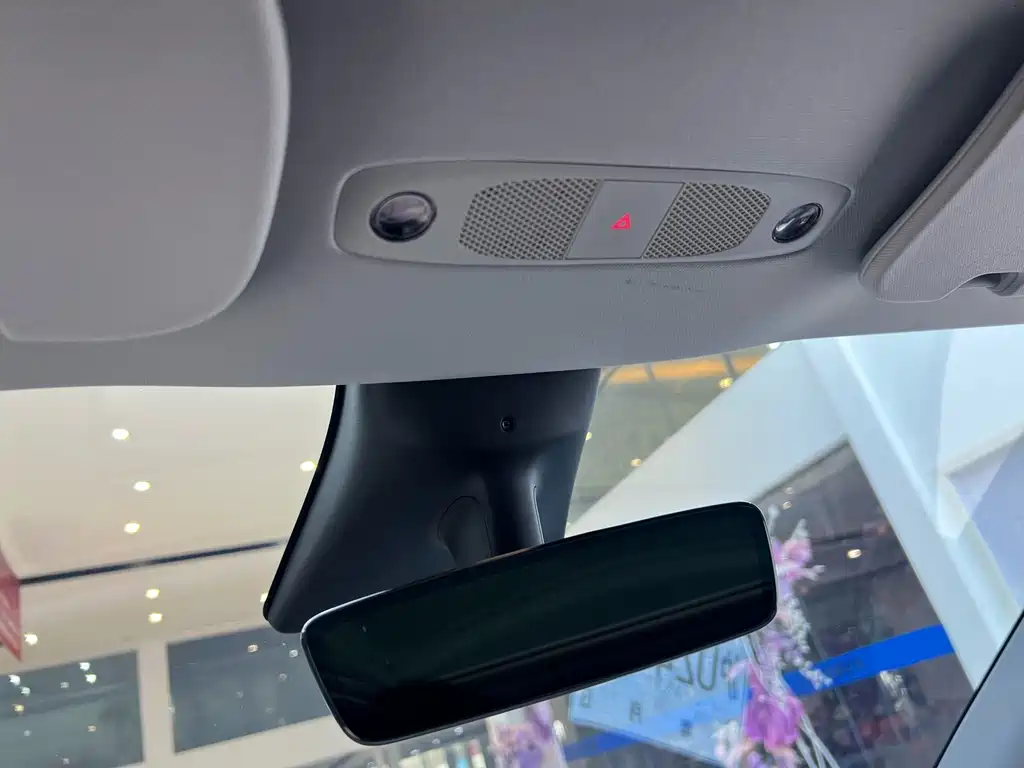 Tesla Model Y — миниатюра 15
