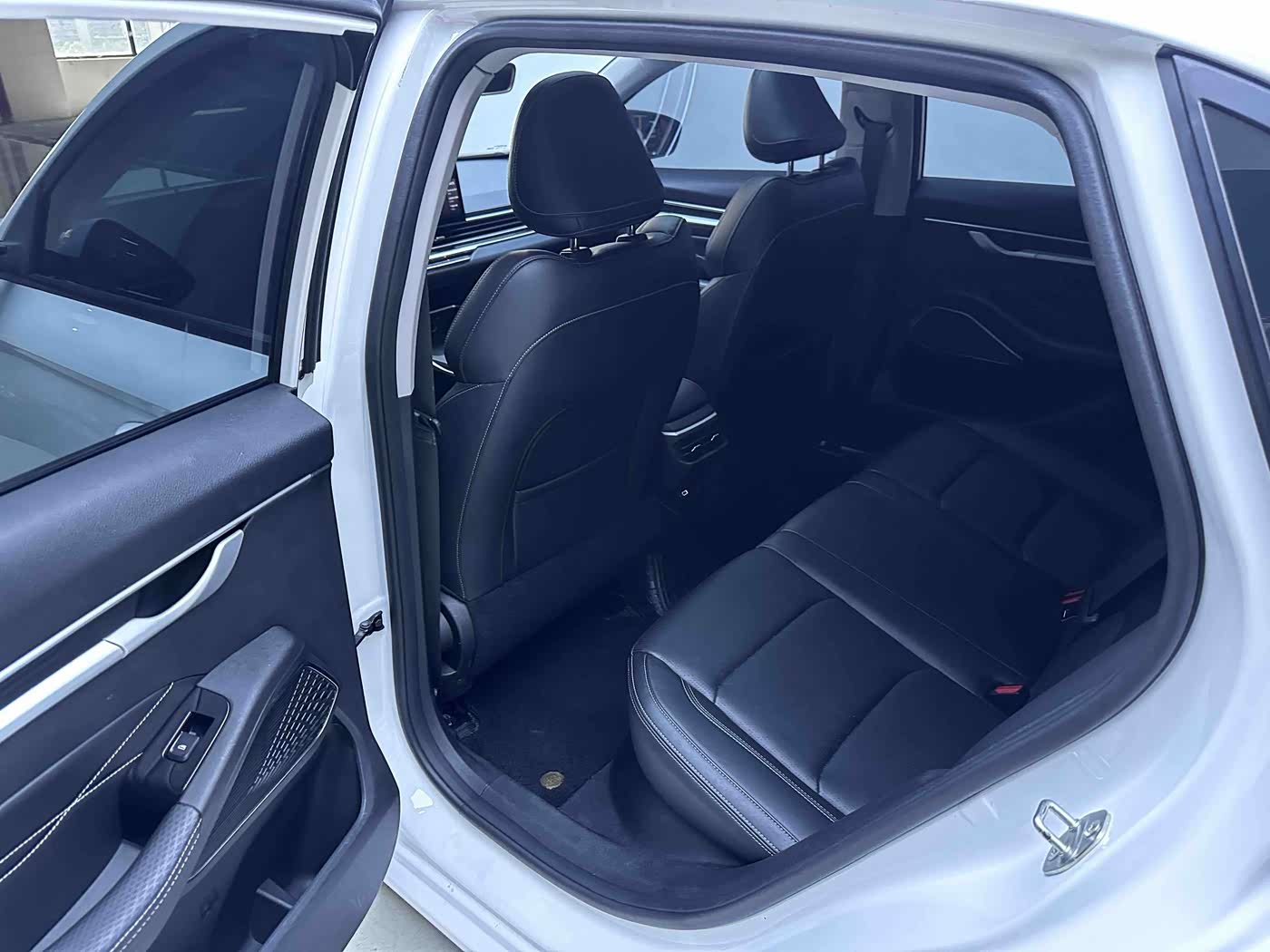 Geely Emgrand 1.5 л 2023 г. Белый, пробег 38000 км