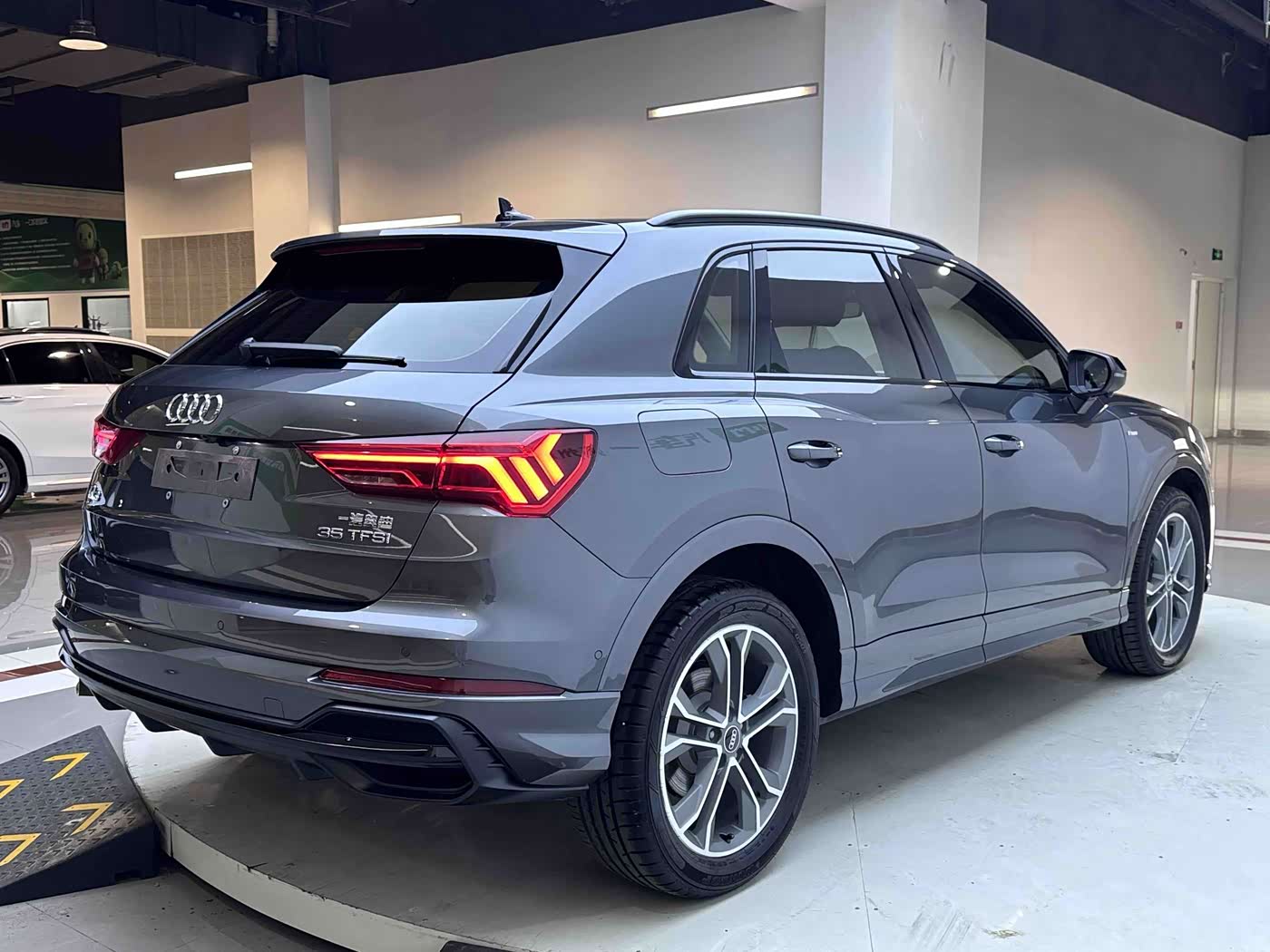 Audi Q3 1.4 л 2022 г. Серебристо-серый, пробег 8000 км