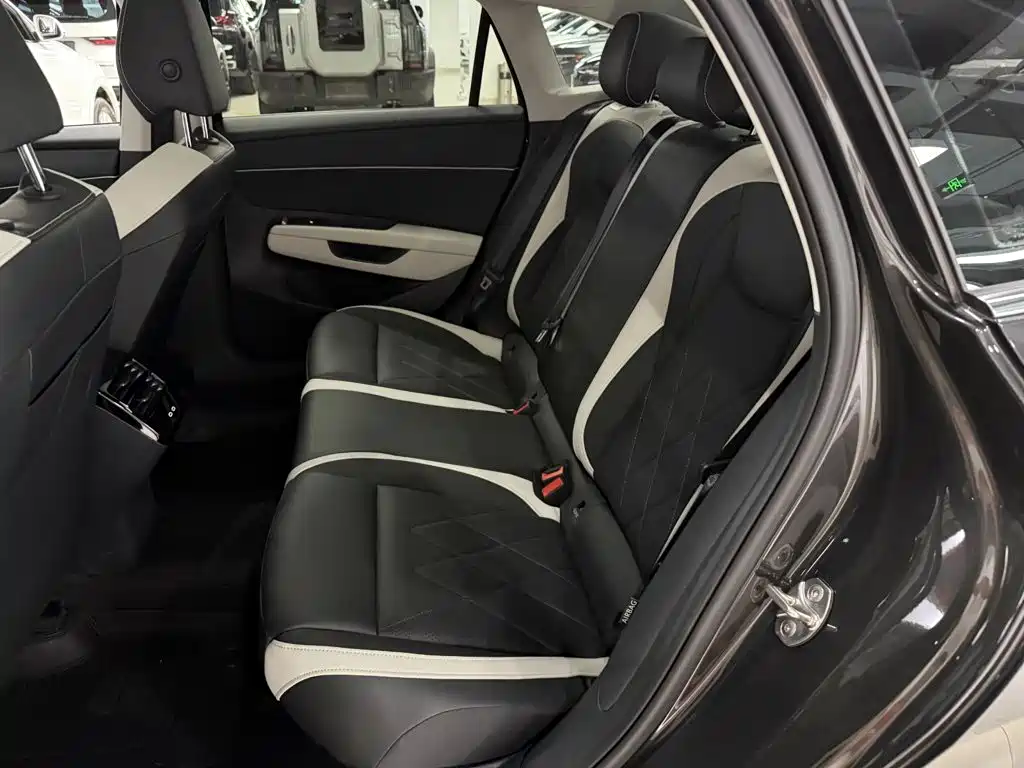 Volkswagen Sagitar — миниатюра 12