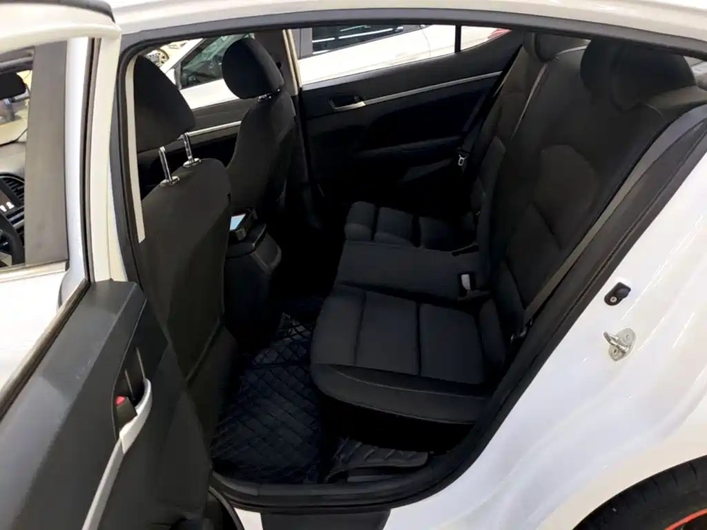 Hyundai Elantra — миниатюра 17