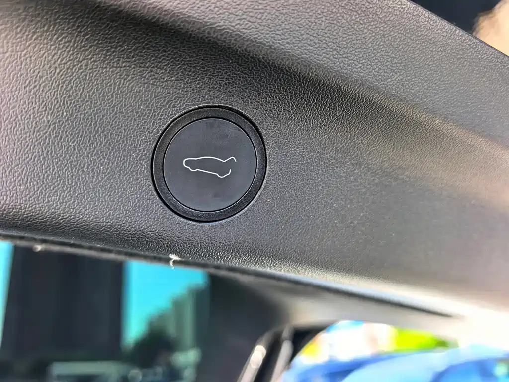 Tesla Model Y — миниатюра 8