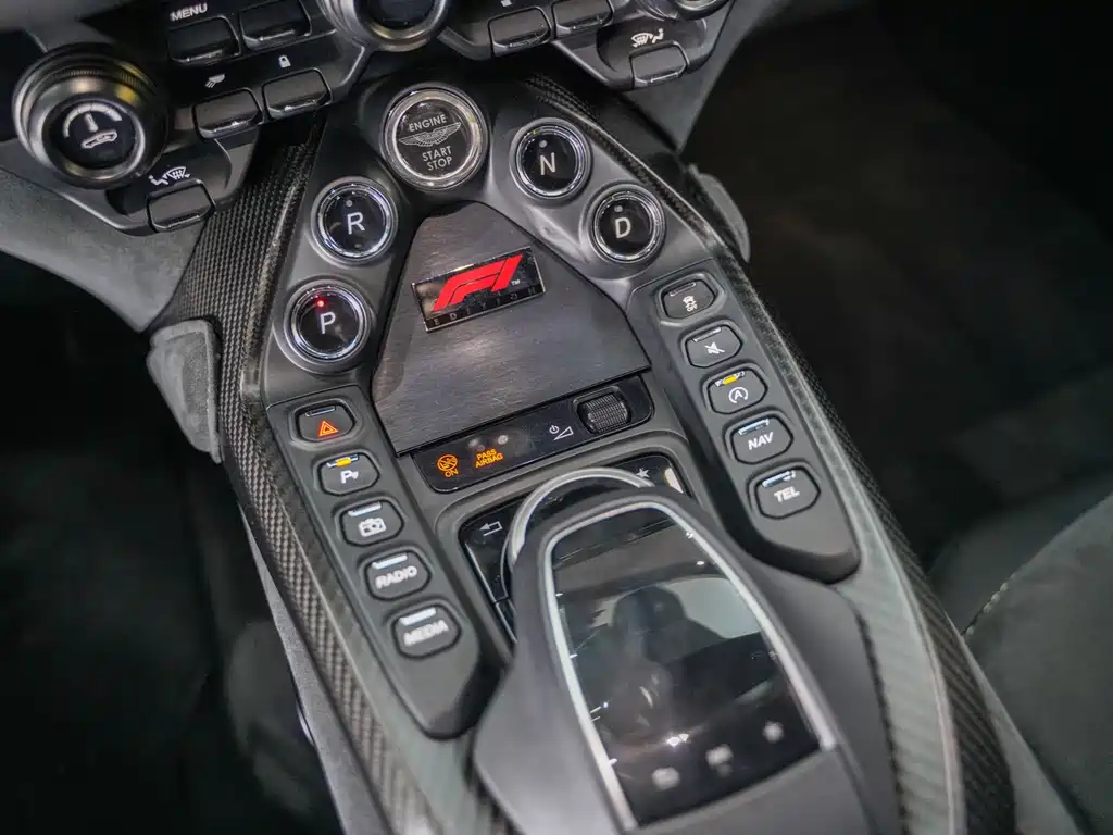 Aston Martin V8 Vantage — миниатюра 10