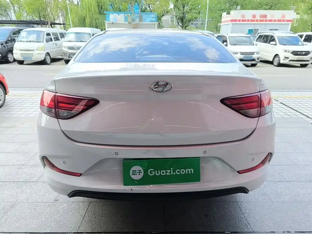 Hyundai Elantra — миниатюра 6