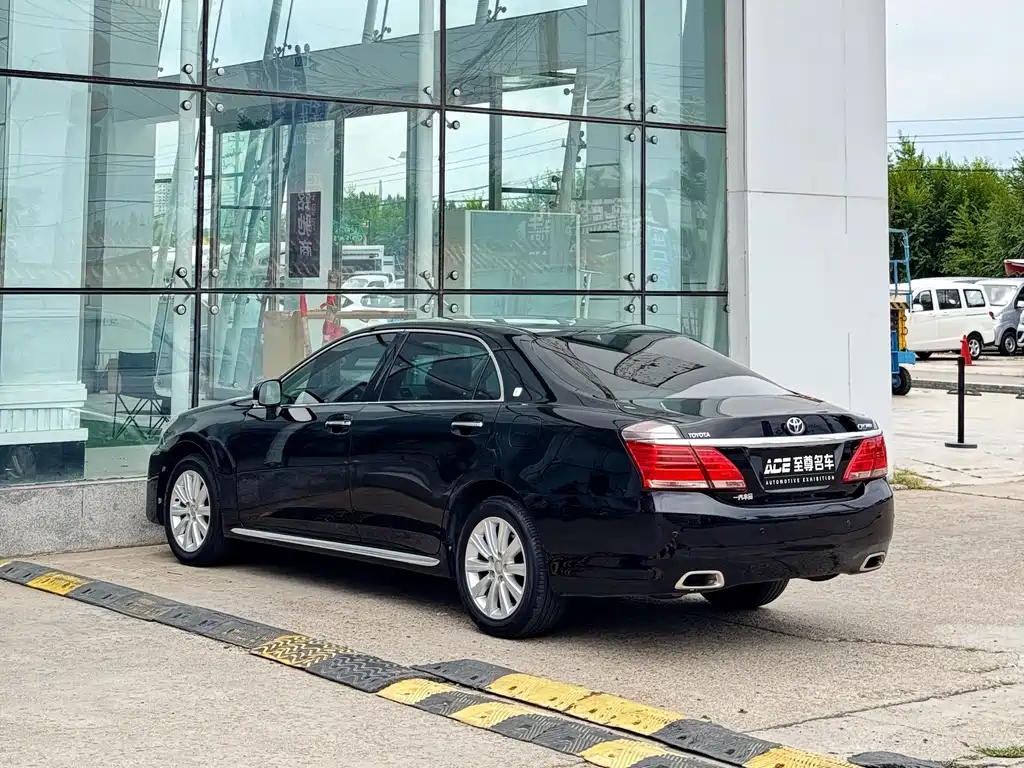 Toyota Crown — миниатюра 6