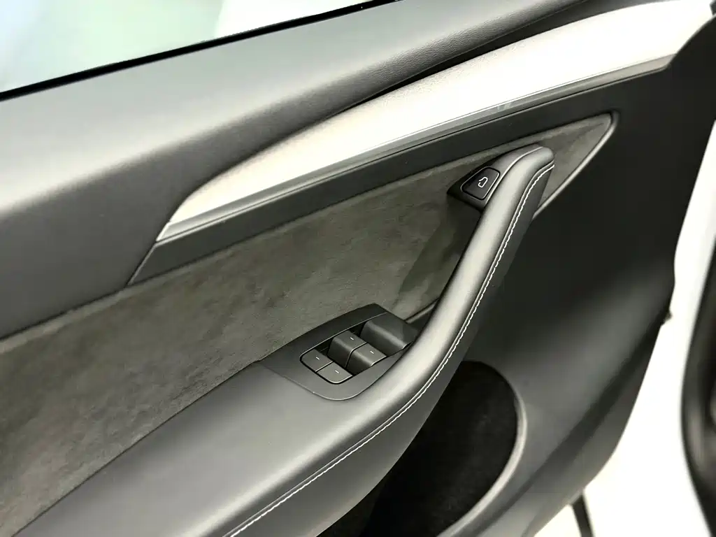 Tesla Model Y — миниатюра 15