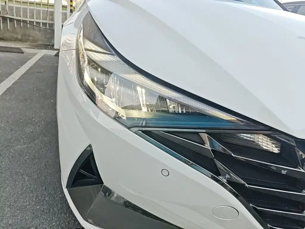 Hyundai Elantra — миниатюра 11