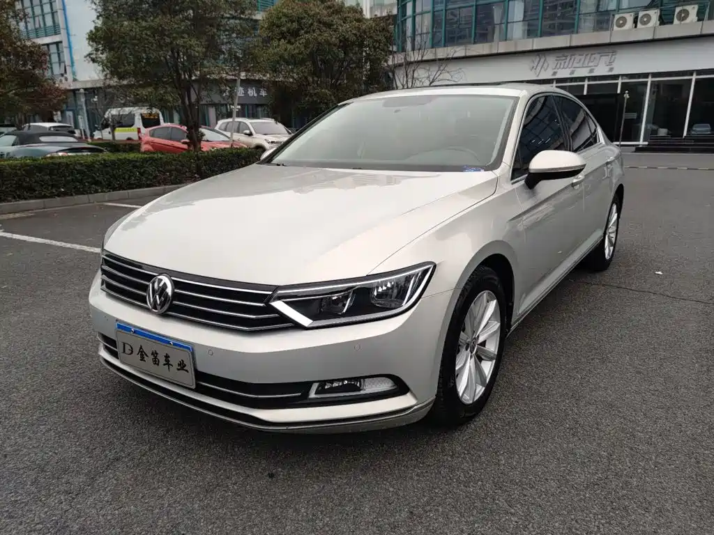 2018 Volkswagen Passat - zdjęcie 1 z 15
