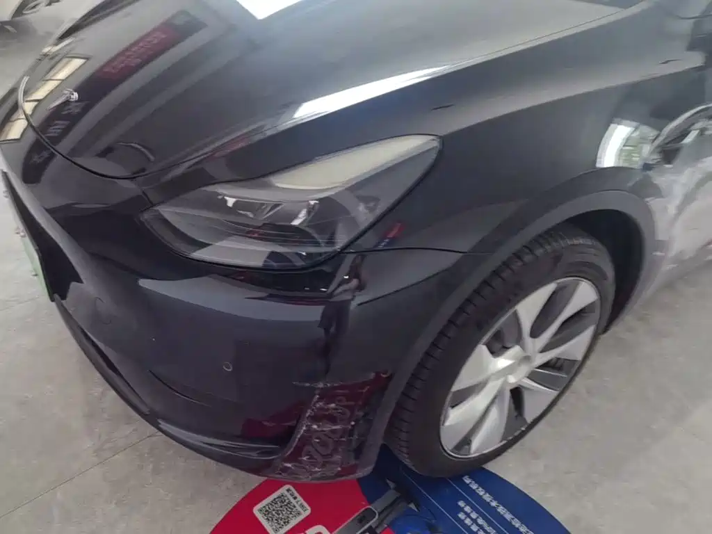Tesla Model Y — миниатюра 24