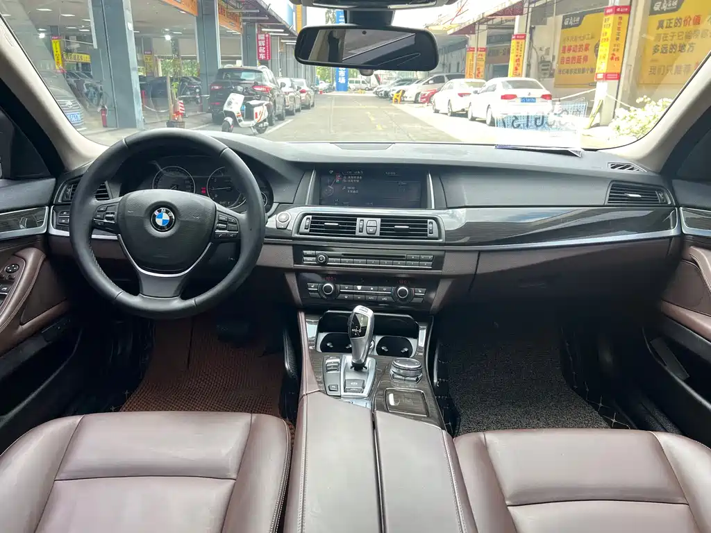 BMW 5 Series — миниатюра 11