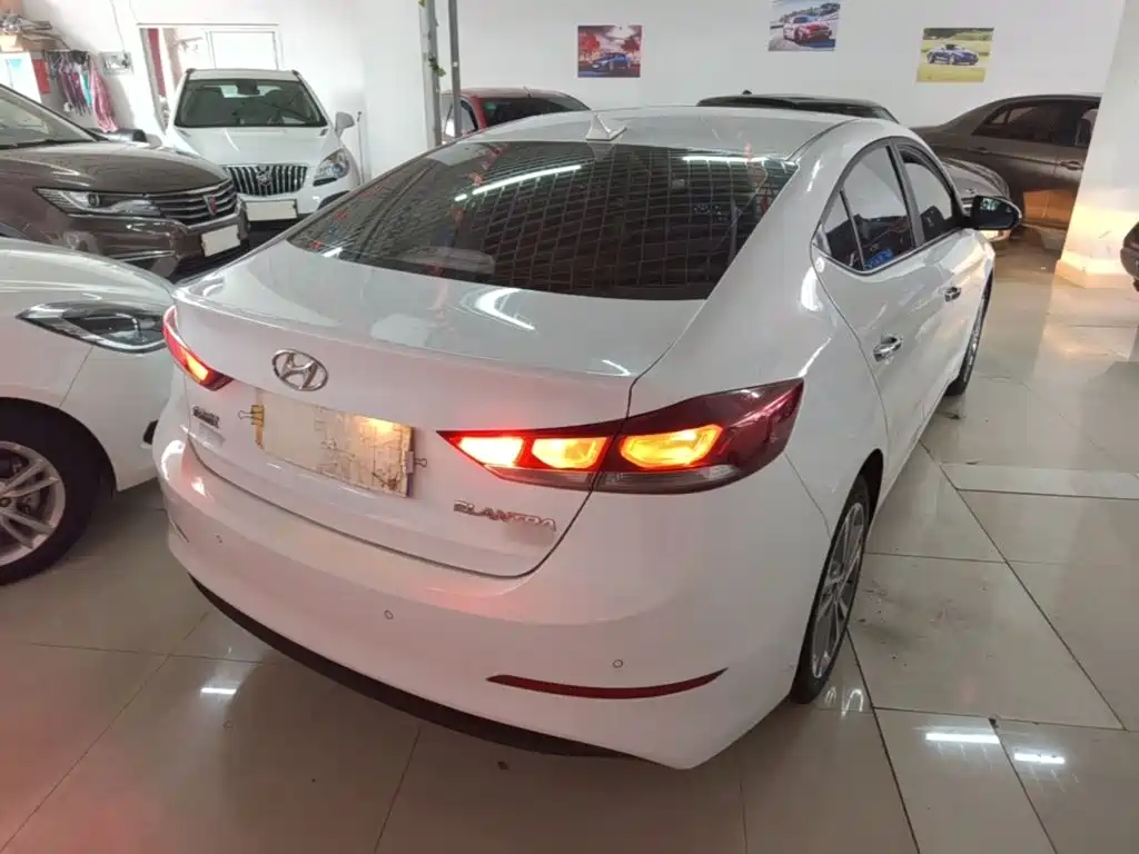Hyundai Elantra — миниатюра 7