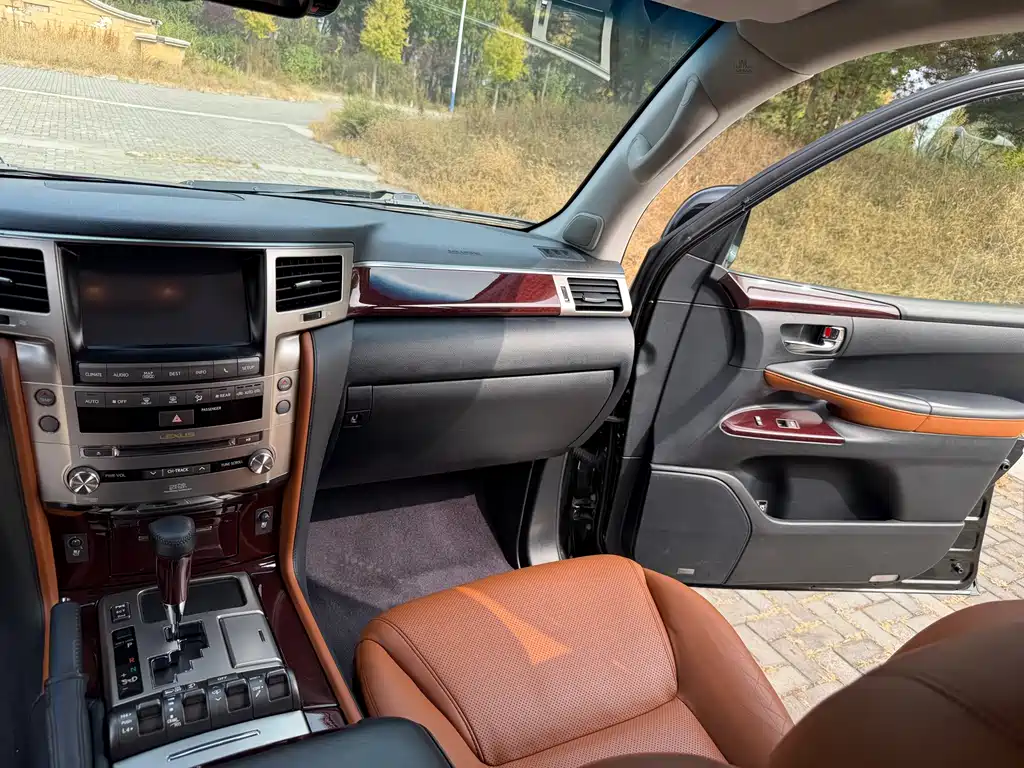 Lexus LX — миниатюра 23