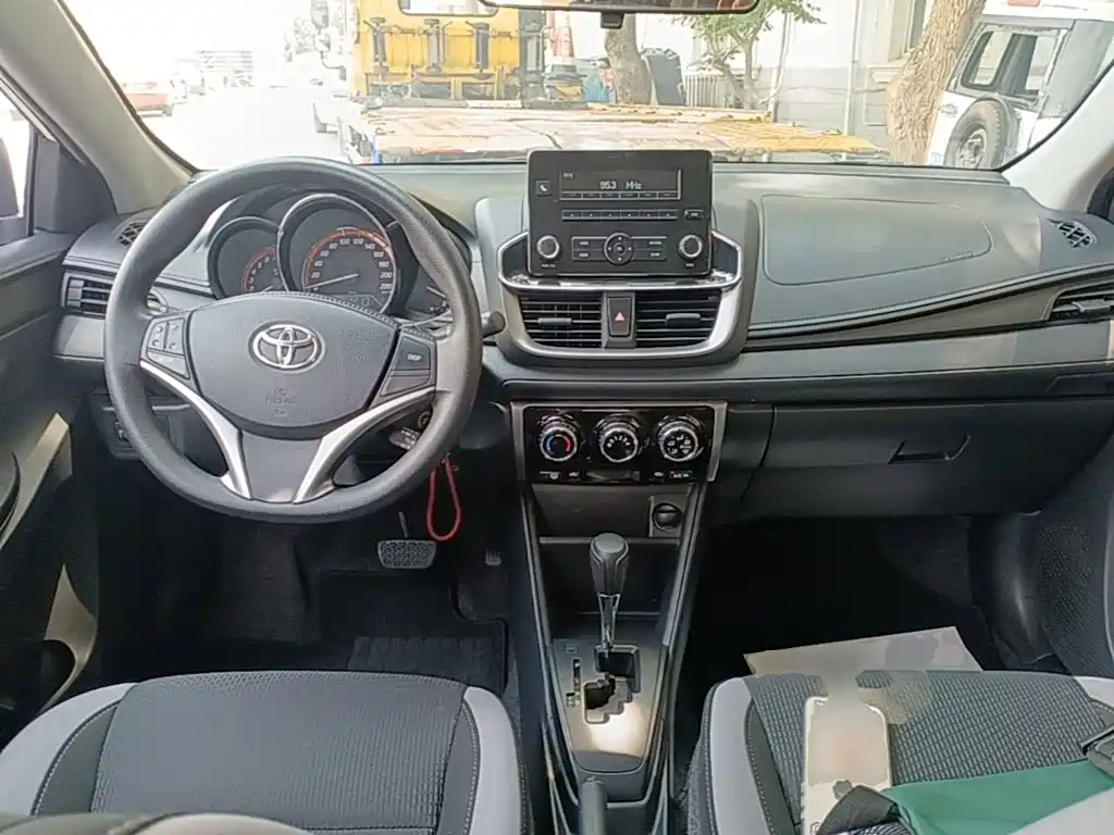 Toyota Yaris L — миниатюра 10