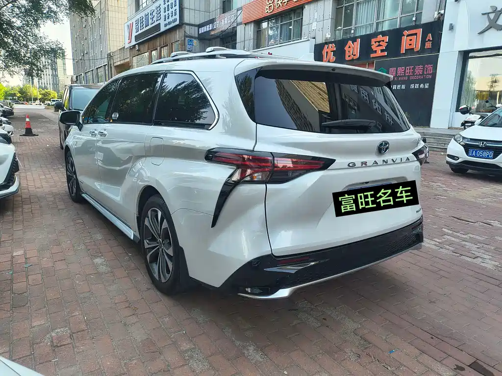Toyota Granvia — миниатюра 5