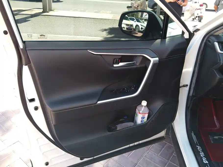 Toyota RAV4 — миниатюра 7