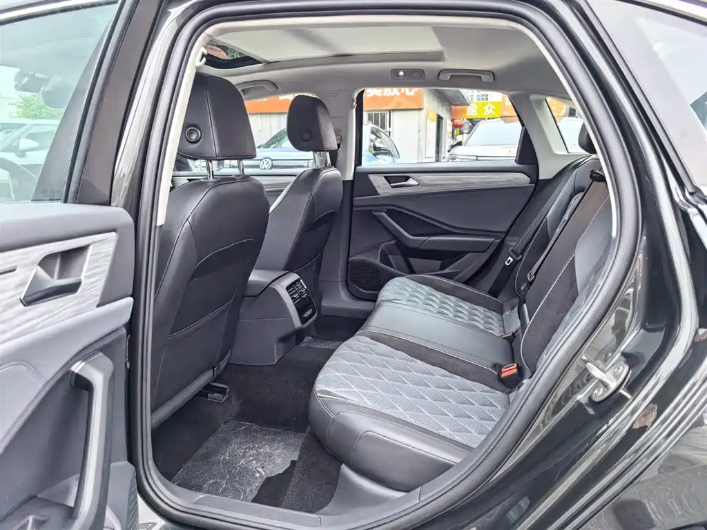 Volkswagen Sagitar 2023 300TSI DSG