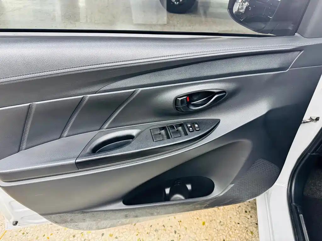 Toyota Yaris L — миниатюра 9