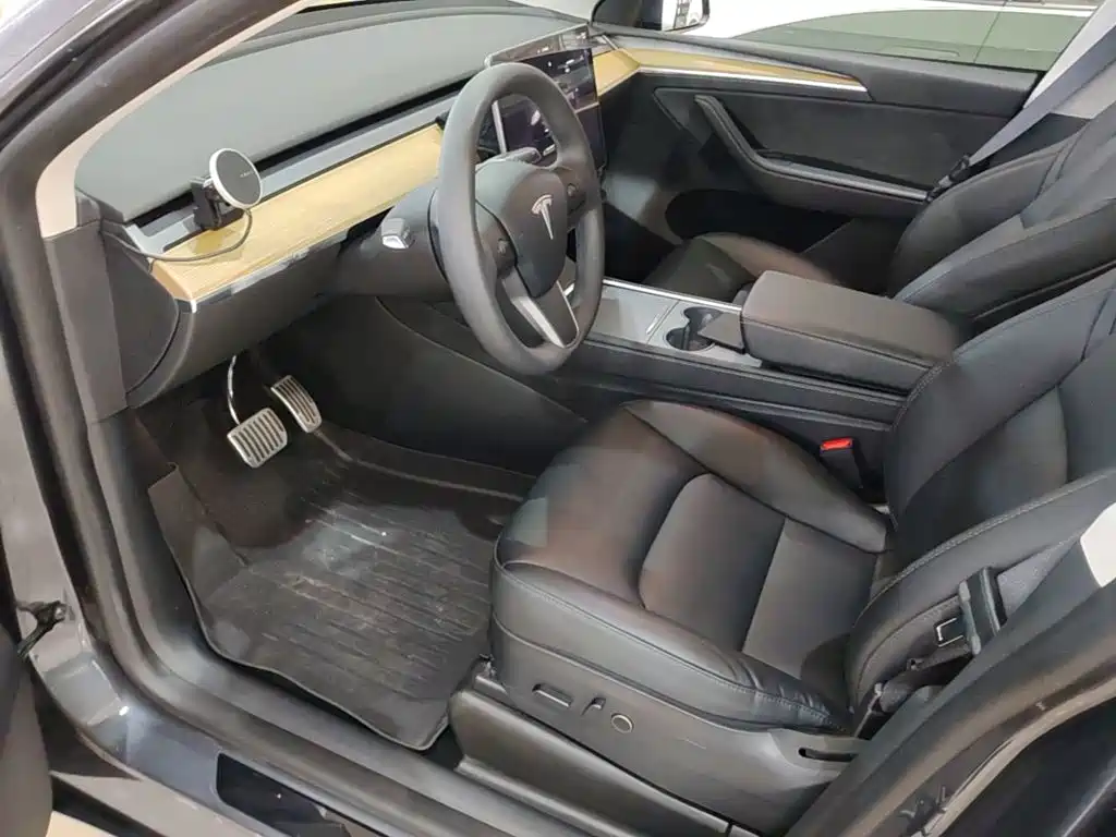 Tesla Model Y — миниатюра 16