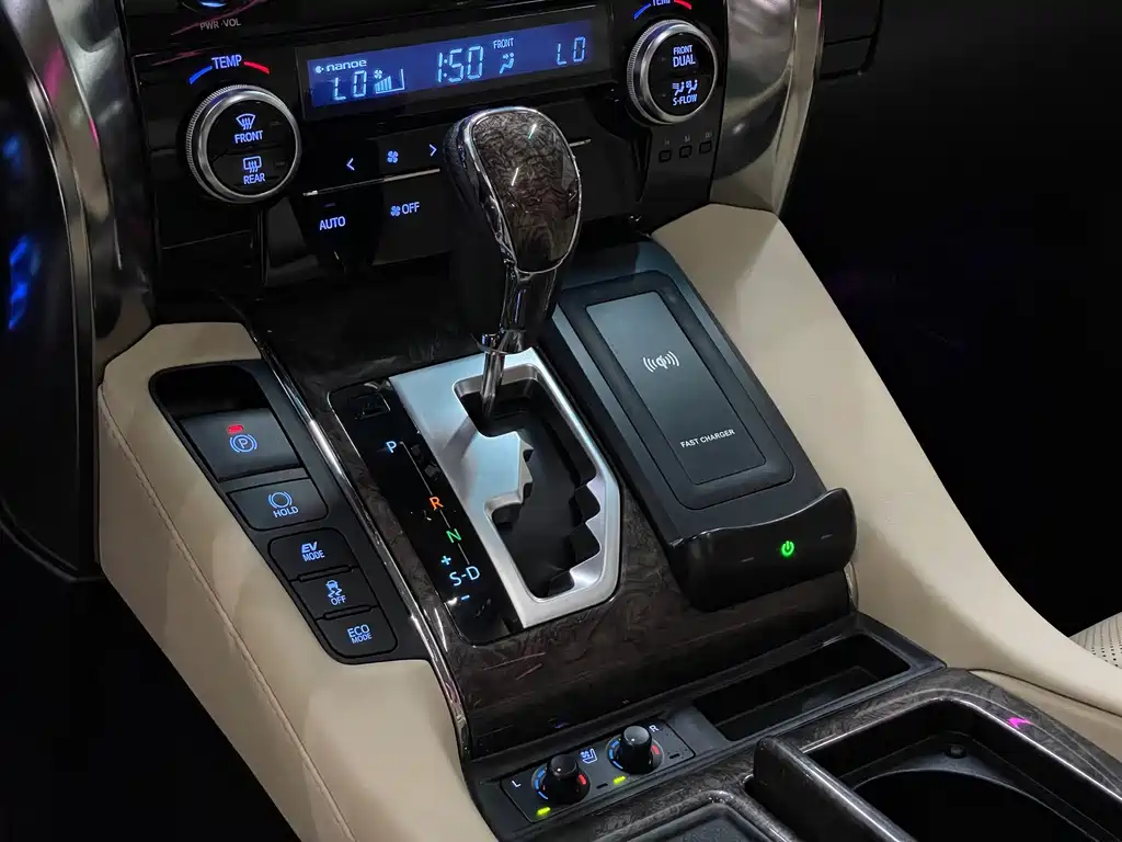 Toyota Alphard — миниатюра 22