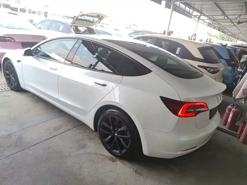 Tesla Model 3 — миниатюра 5