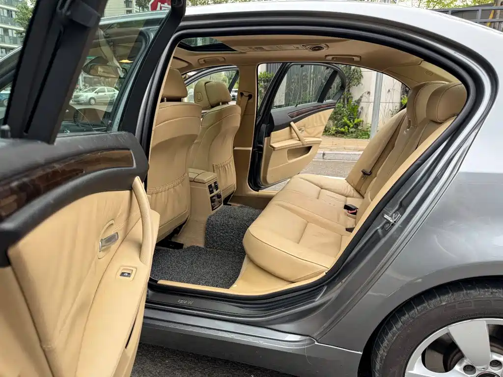 BMW 5 Series — миниатюра 11