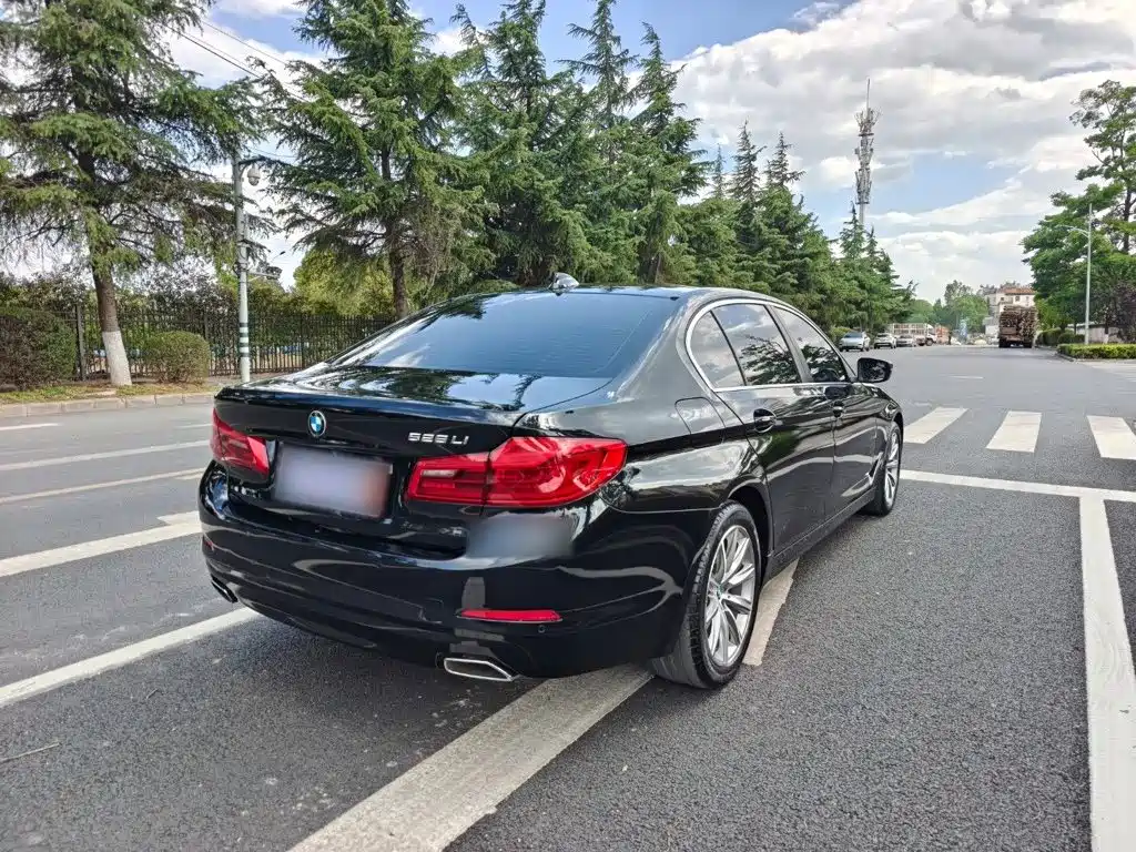 BMW 5 Series — миниатюра 7