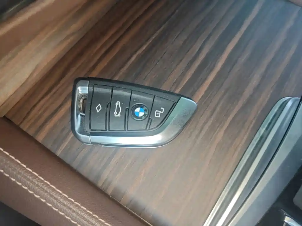 BMW 5 Series — миниатюра 9
