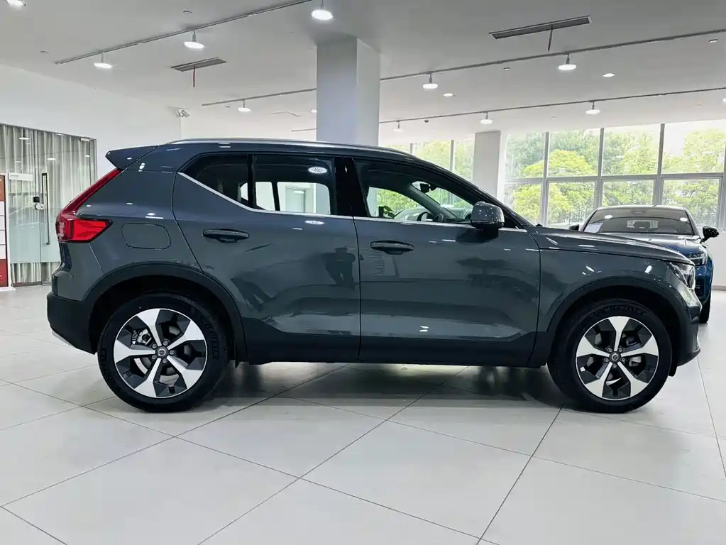 Volvo XC40 2026 B4 Luxury