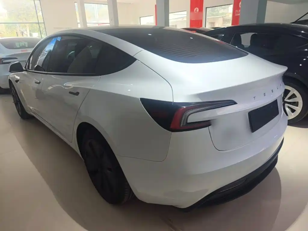 Tesla Model 3 — миниатюра 5