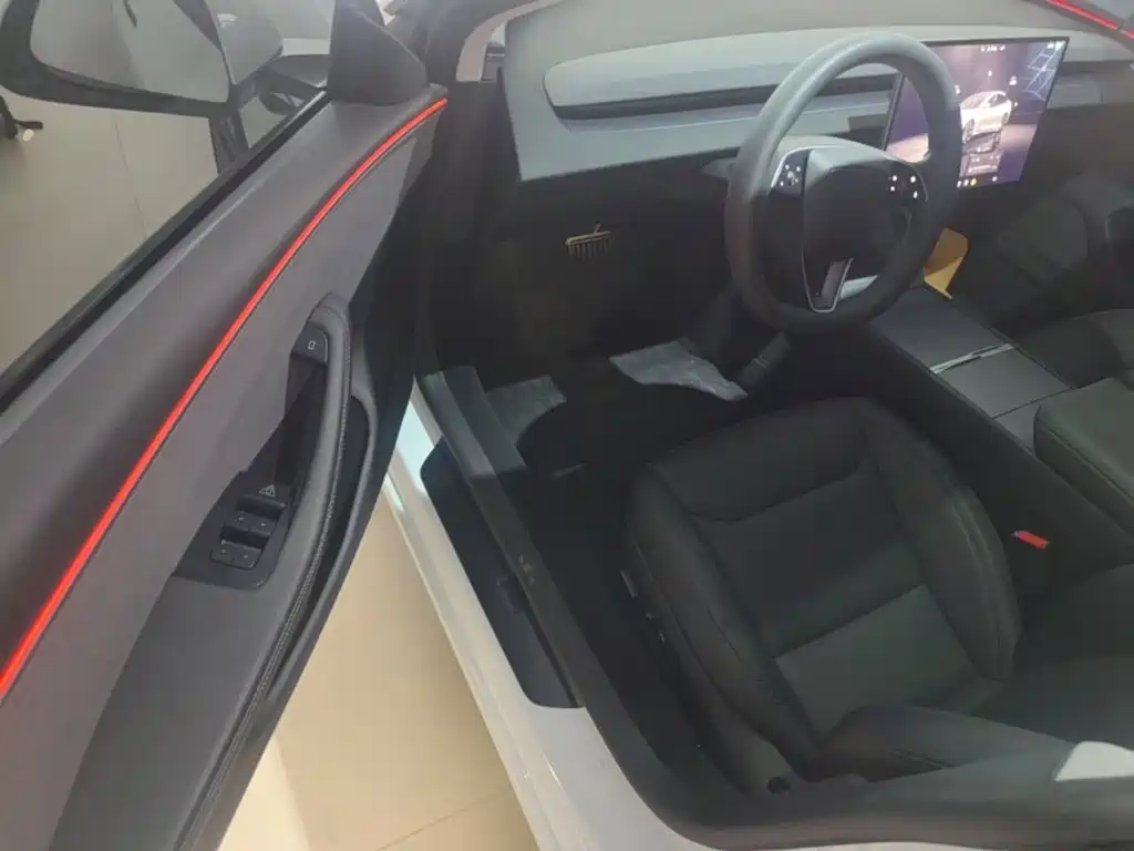 Tesla Model 3 — миниатюра 16