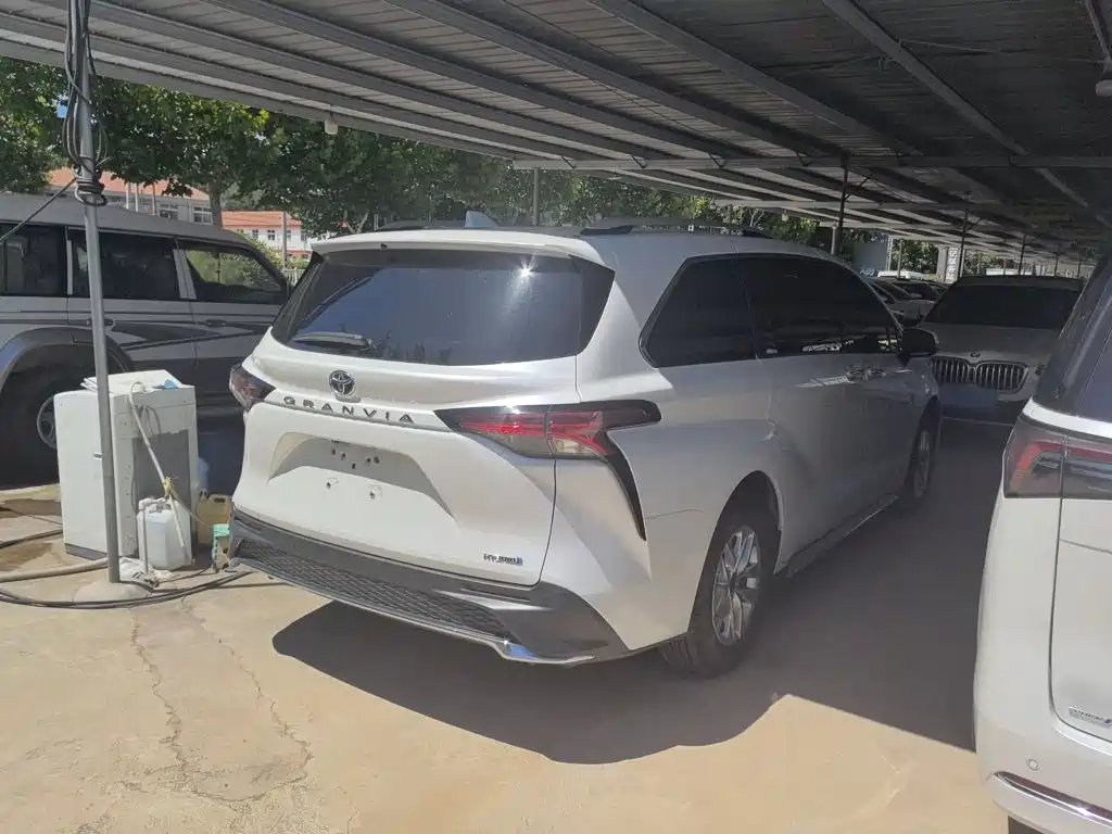 Toyota Granvia — миниатюра 13