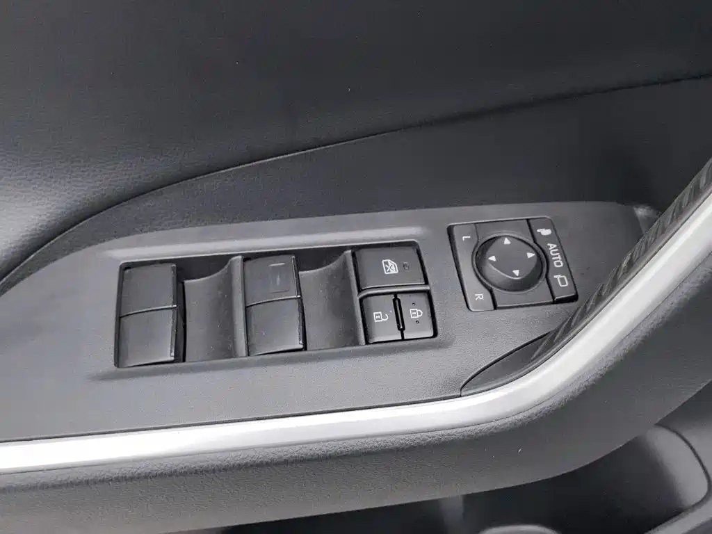 Toyota RAV4 — миниатюра 9