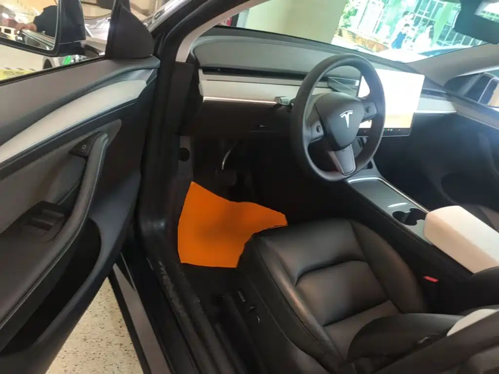 Tesla Model Y — миниатюра 16