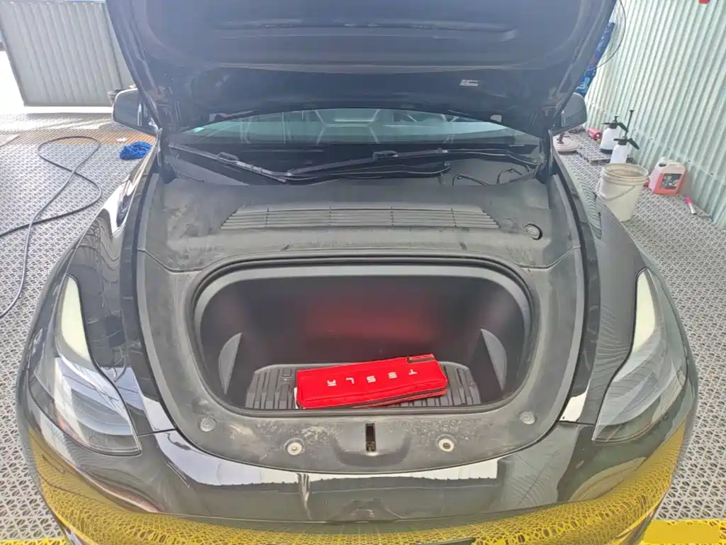 Tesla Model Y — миниатюра 20