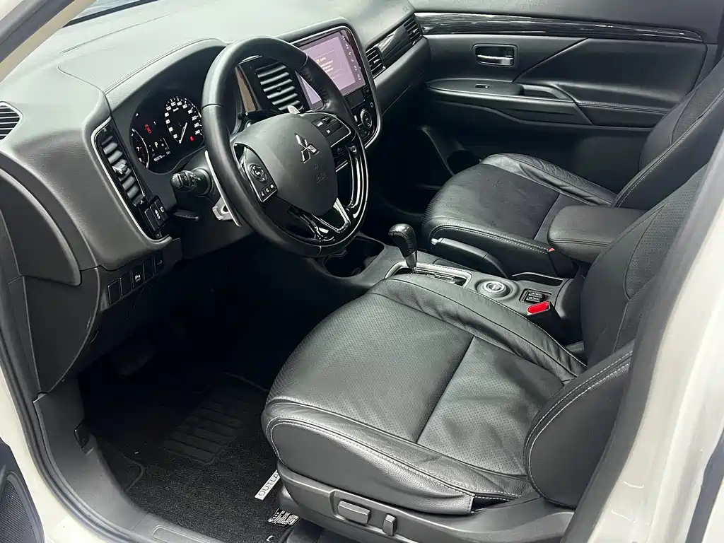 Mitsubishi Outlander — миниатюра 13